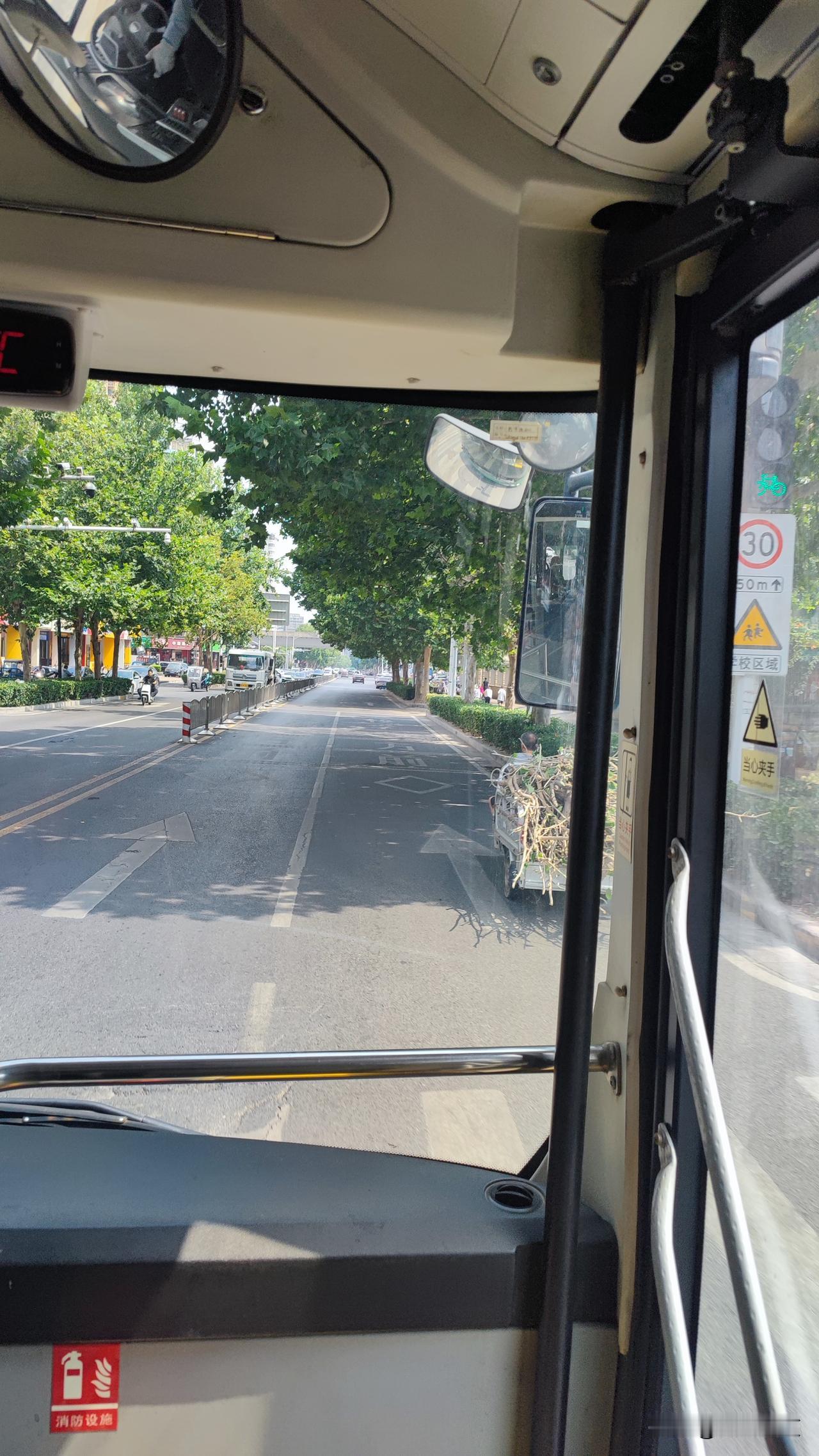 7月23日凌晨1:10左右，郑州市经历了一次狂风中雨。为什么是狂风中雨呢？因