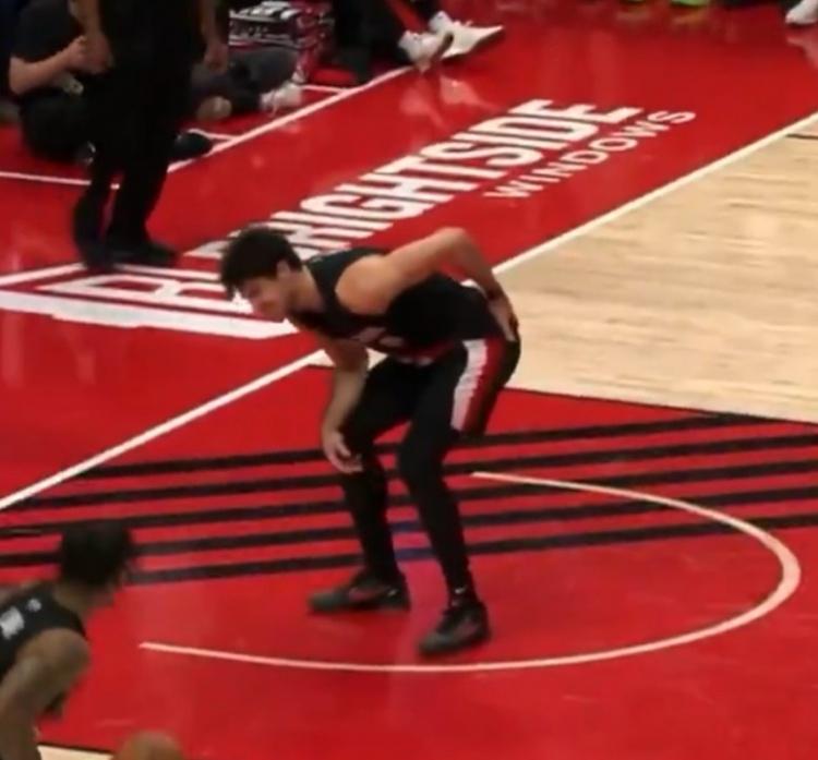 阿夫迪亚受伤画面：这是一个抢篮板球的无对抗受伤，阿夫迪亚落地后捂着后腰，直接