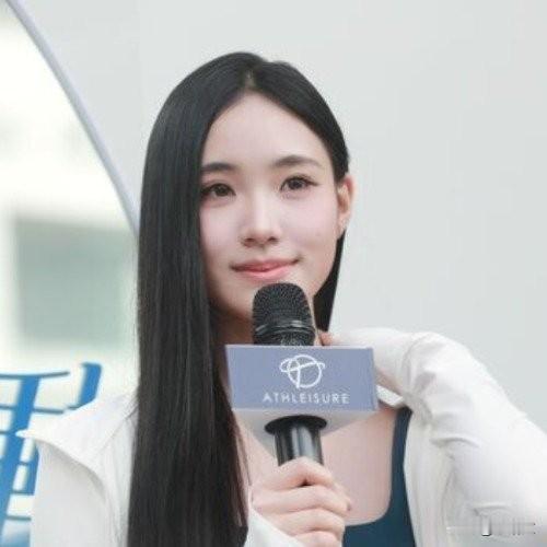 小S二女儿曝具俊晔每周来家吃饭，暴瘦到家人急着夹肉！最近小S家二女儿Lil