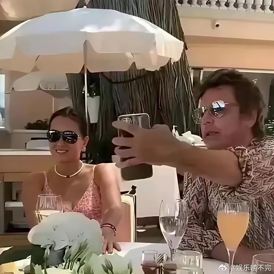 巩俐和老公在法国亮相，穿粉色吊带，又丰满又野性，一点都不像59岁的人。