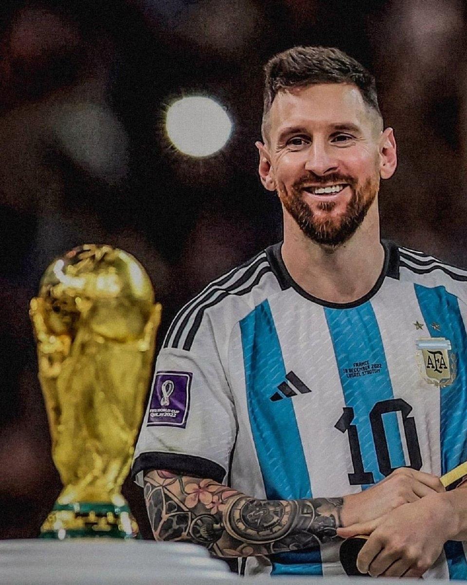 梅西离一千个进球的目标，还差一百零四个。他现在总共进了八百九十六个球。按这个