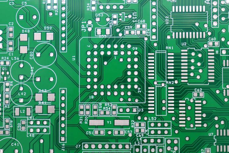 PCB厂商集体狂飙扩产！AI服务器狂潮下，"电子骨架"成香饽饽？核心看点：