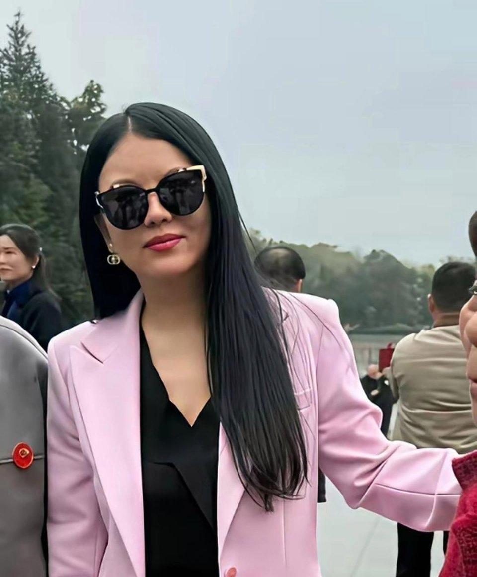 （母女对着镜子打量）王诗龄：妈，你瘦得也太明显了！李湘：坚持锻炼，硬瘦下来五