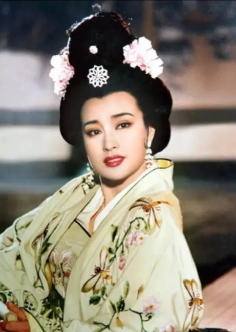 1997年，刘晓庆和认识十多年的王晓玉准备结婚。第2天，刘晓庆就反悔了，她满脸怒
