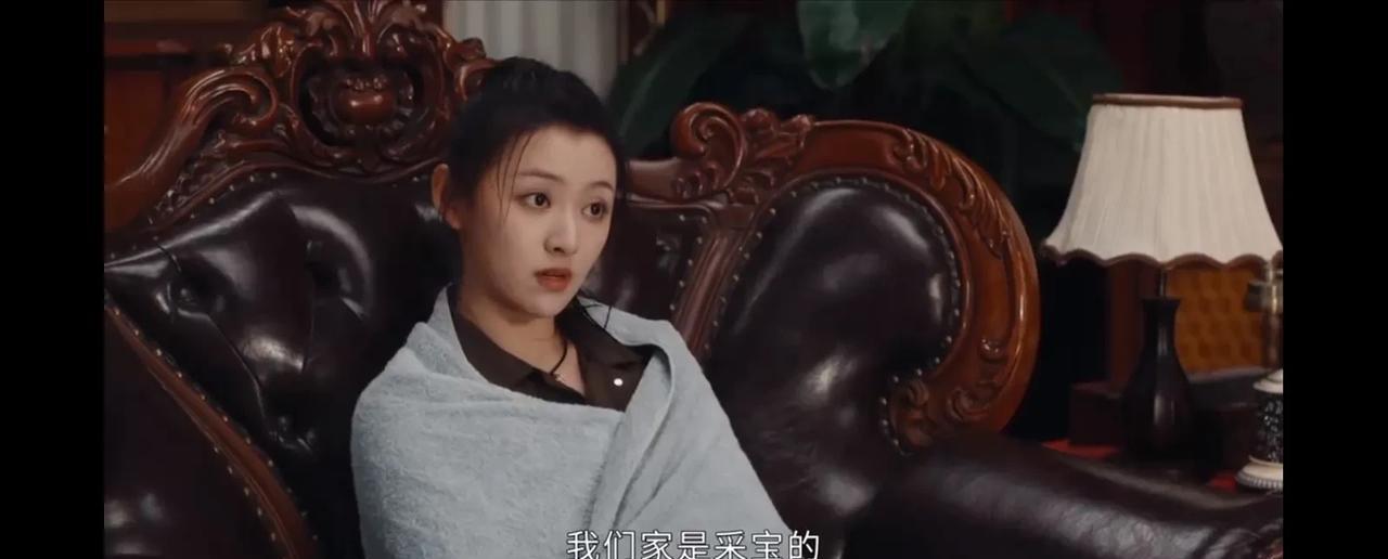 《七根心简》原著里，炎红砂初遇木代时，还是个小富婆，住着大别墅，有一个可以看到宝