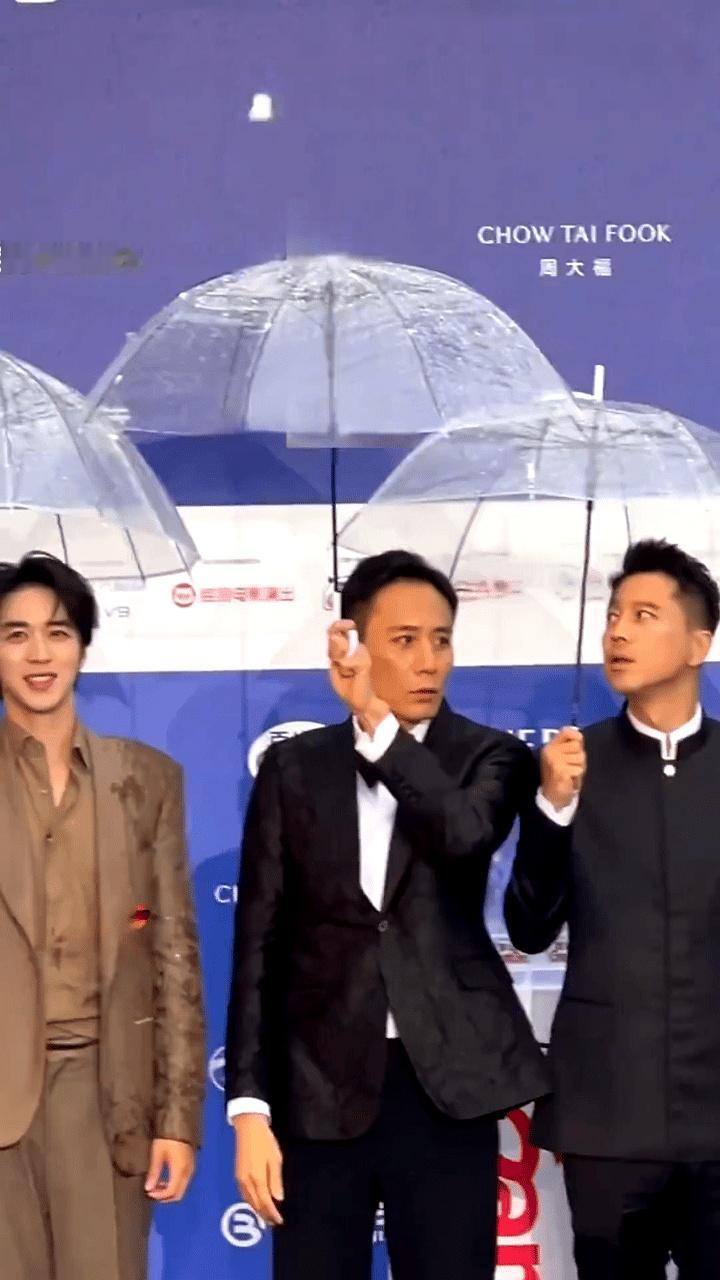 你说一个演员，48岁按理说正是黄金期，但你看刘烨这撑伞的样子，让人看了心里真不是