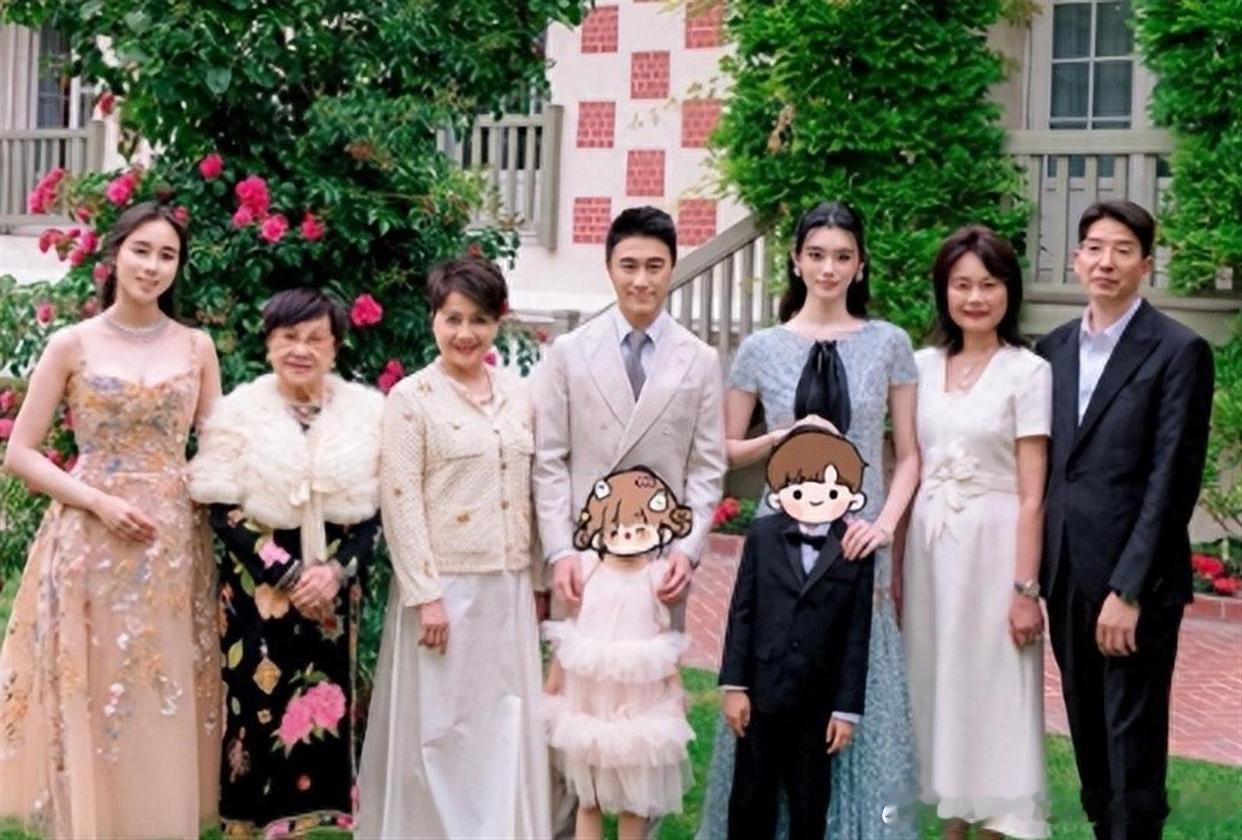 原来她是梁安琪亲妈，80多岁身体棒，30块的塑料拖鞋逛凡尔赛，脖子上的翡翠能买一