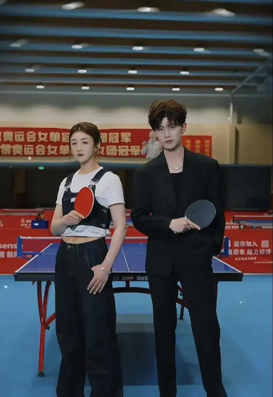 奥运冠军陈梦说，她发小任嘉伦当年打球真不行。幸好他后来没坚持，不然演艺圈就少