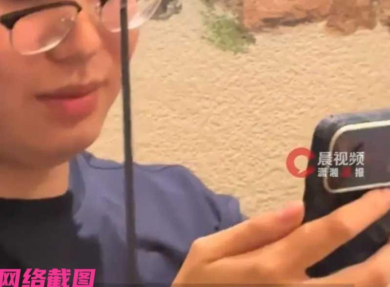 河南平顶山有男子在包厢，和自己的一些男女朋友吃饭时，没有想到其中女子随手扔出了一