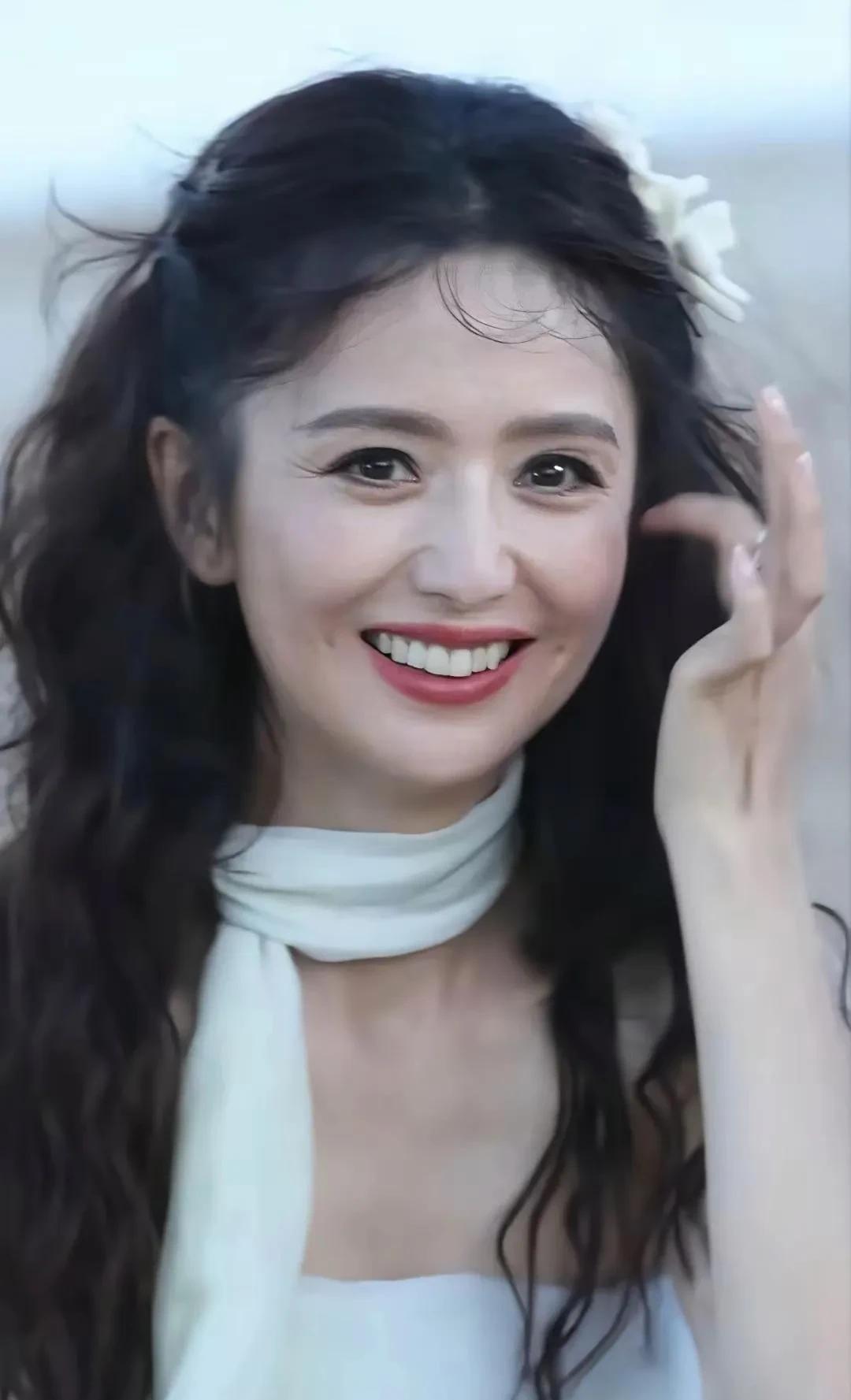 都知道“爱人如养花”再娇艳的“花朵”都需要足够的爱来浇灌，佟丽娅的断崖式衰老似