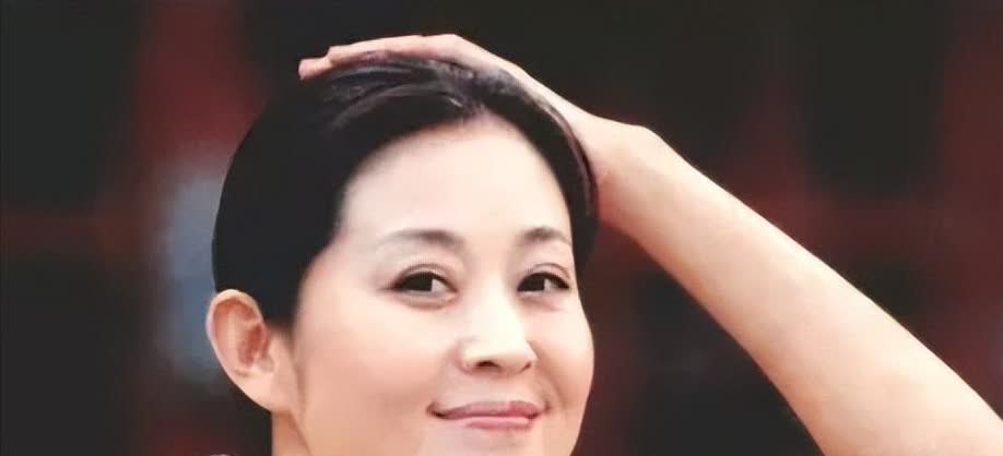 1996年，陈凯歌抛弃同居6年的倪萍，爱上了比他年轻16岁的陈红。倪萍哭着挽留，