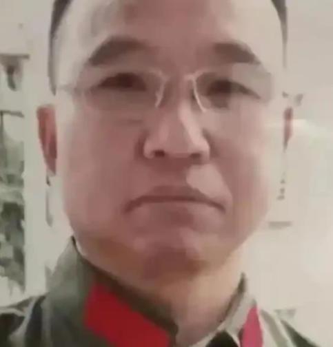 1984年，战士李陶雄中弹牺牲，送葬途中遗体竟两次从车上跌落，护士郑英察觉异样，