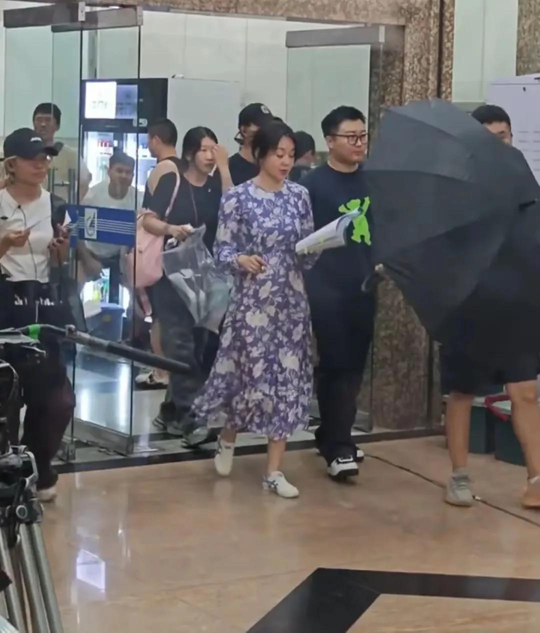 闫妮剧透照曝光，穿蓝色碎花长盘发造型亮相，这气质拿捏的真好。有网友晒气闫妮剧透