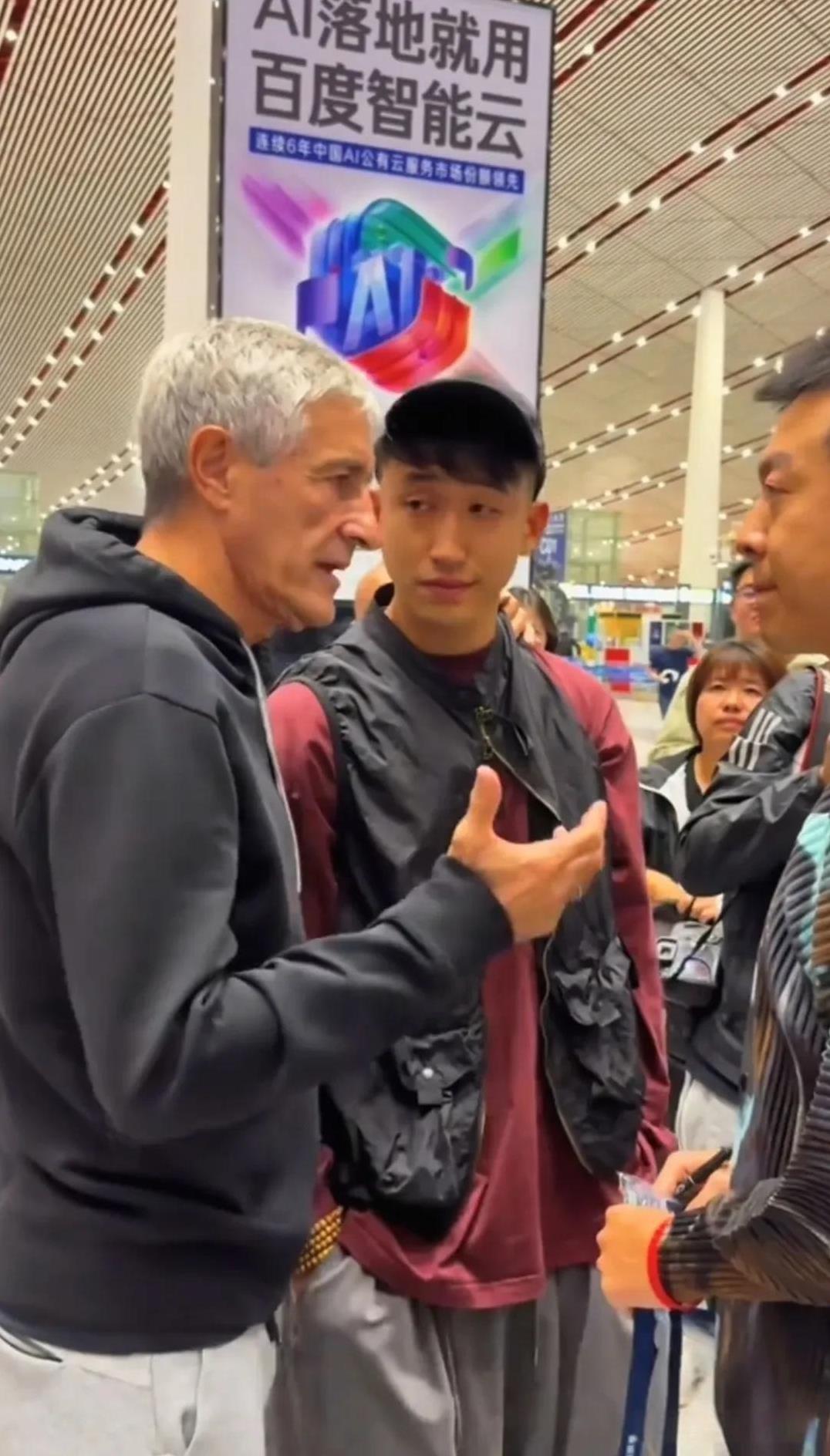 塞蒂恩凌晨离京，球员仅张源首都机场洒泪相送！北京国安俱乐部主教练塞蒂恩下课，昨