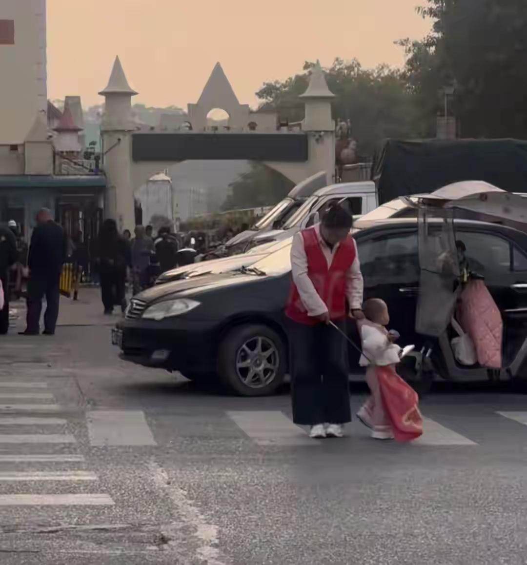 真的很佩服这两位家长，他们对护学岗的工作热情是有多高啊，他们的觉悟也太高了！学