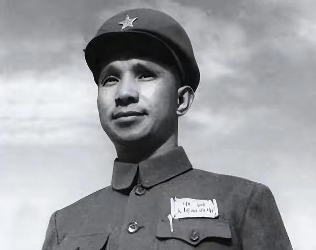 1936年冬，浙江庆元南阳村，粟裕请叶飞喝酒，几杯酒下肚，叶飞忽然发现粟裕眼神不