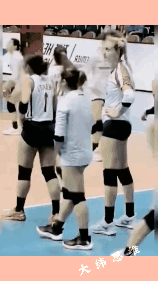 着急上场，差点脱错衣服！可以看出妹子是个大大咧咧的人，有点男人的性格！