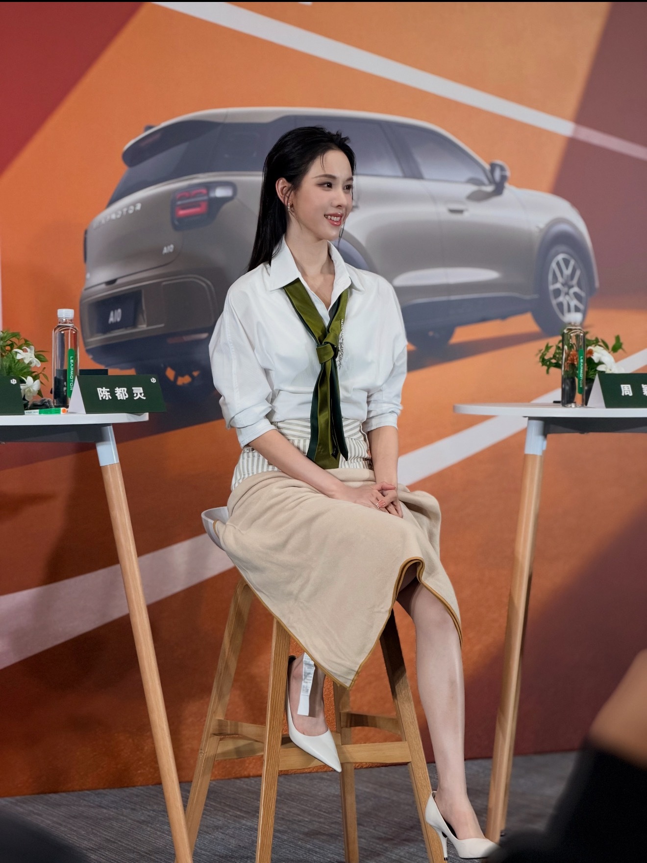 老天奶，陈都灵这个比例，好长一条，不敢想象现场见到嘟嘟有多震撼…