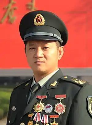 1986年，一名18岁的山东小伙怀揣着梦想参军入伍，原本是冲着装甲车去的，谁曾想