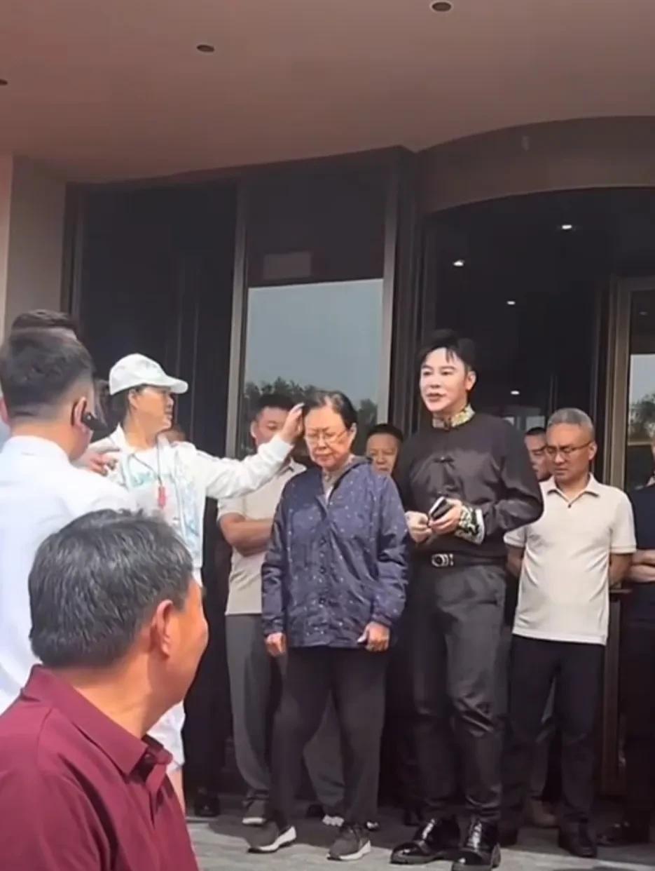 75岁斯琴高娃参加活动，依着朴素，头发稀疏，一脸皱纹，走路需要人搀扶，额头清晰可