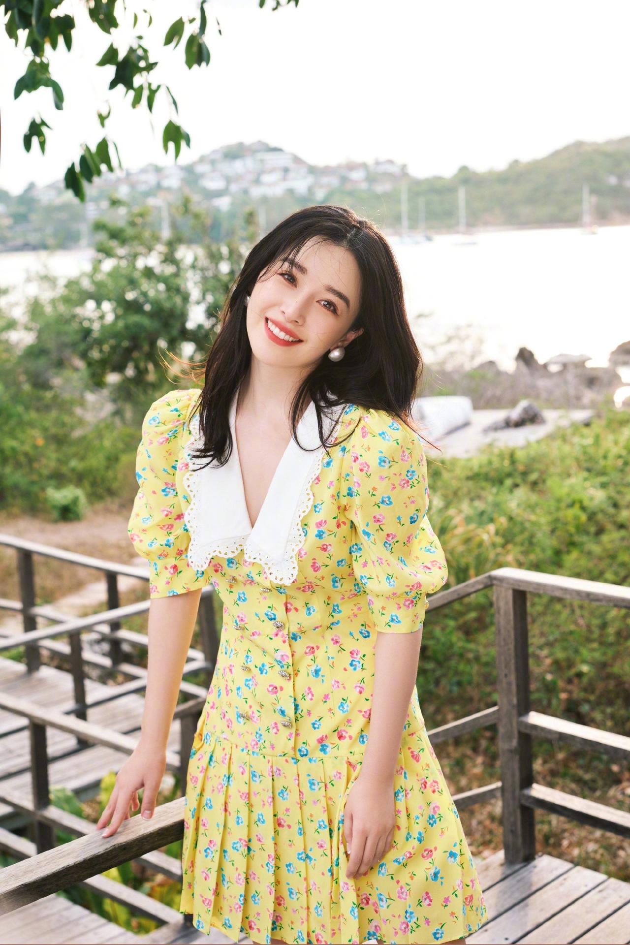 37岁阚清子挺孕肚跟老公牵手散步，穿着宽松，圆润不少。阚清子上个月官宣怀孕称体