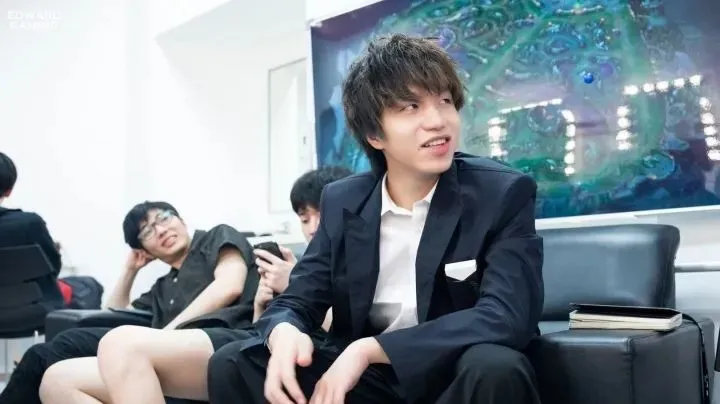 JDG官宣主教练Clearlove离队，认真说其实厂长冒泡赛和区王赛的BP做的是