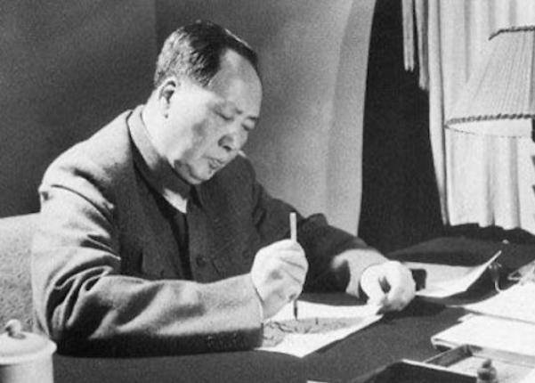 指挥千军万马的毛主席，为什么几乎没拿过枪？不是不拿，而是不能拿，他每一次拿枪，都