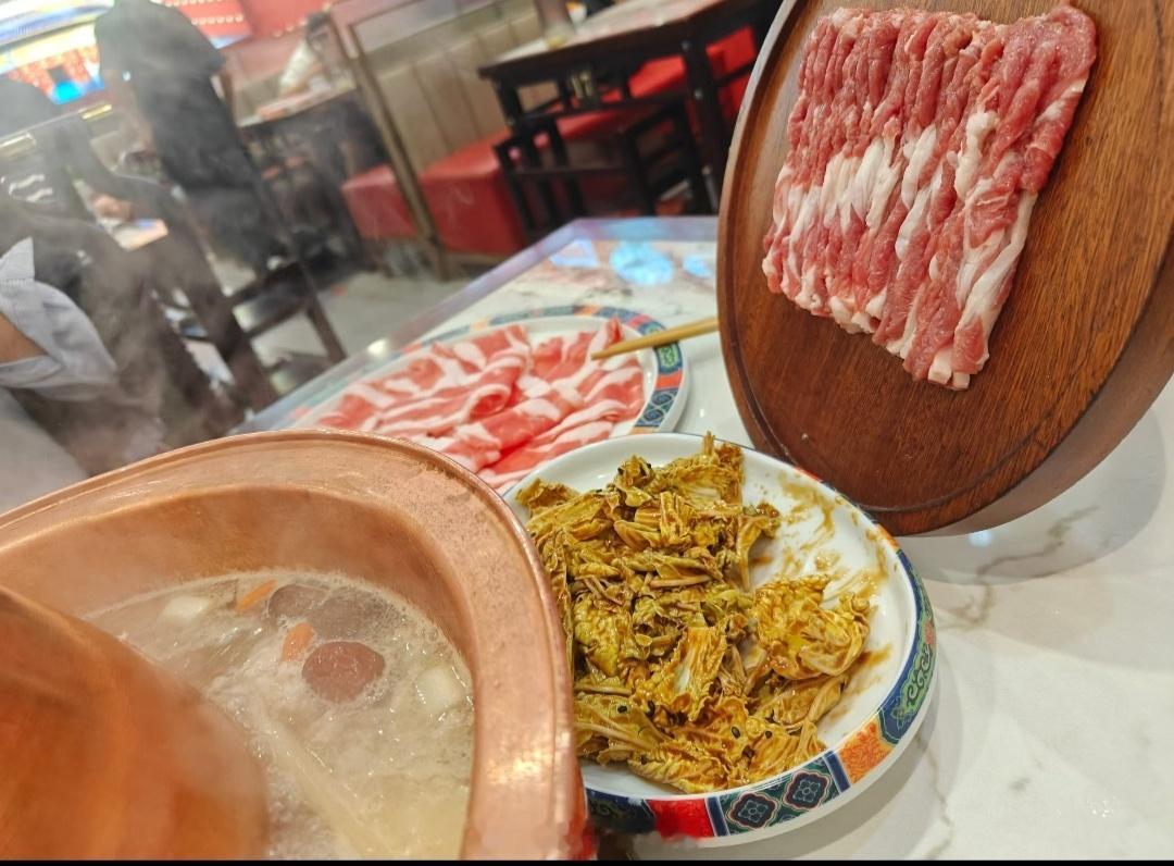 大半夜的整点铜火锅不过涮羊肉还是有个问题那就是它太容易粘在铜锅上了[捂脸哭]​​