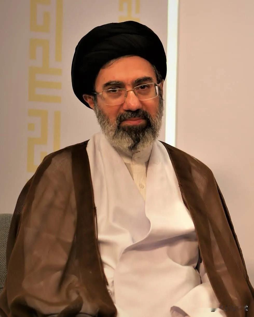 哈梅内伊：临终前一刻支开儿子穆吉哈德真是大难不死。英国媒体爆料，在2月28日