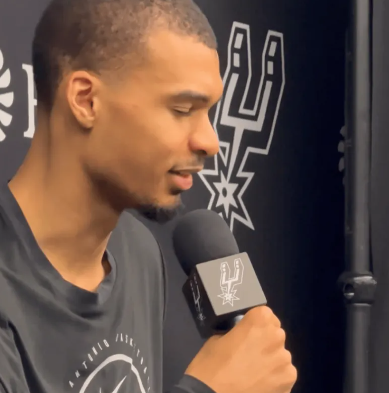 NBA常规赛马刺主场对阵太阳的比赛已经结束。全场战罢，马刺以121-94战胜太阳