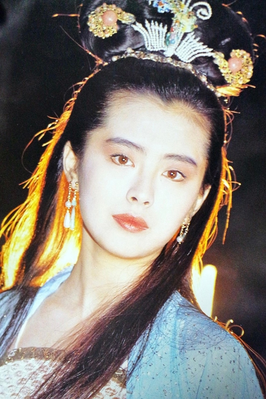 说起港风女神，王祖贤的聂小倩永远是天花板级别，当年那种清冷飘逸的氛围感，很难再有人复刻。近些年偶遇图