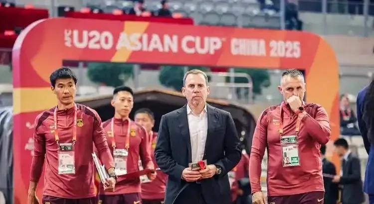 国足选帅流程长期由“技术委员会”主导，成员清一色为中国本土教练。这些委员对中超外