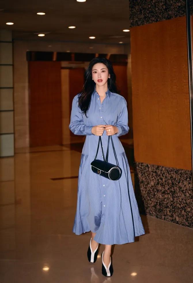 高级感穿搭，不需要繁杂装饰。朱珠蓝色条纹长裙造型，从容温婉，尽显东方女性韵味。