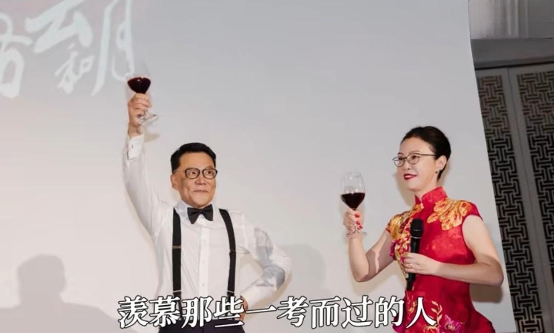 吃了一整天的狗粮，发现当当网创始人李国庆的七夕文案最特别，恰逢新婚的他，把这段婚
