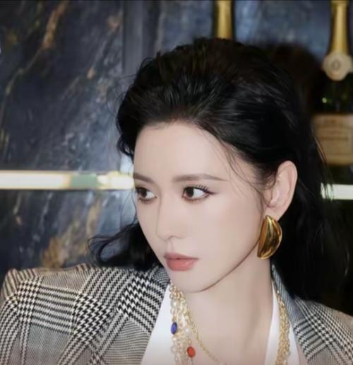 45岁的张萌，比起性感丰满更圈粉吸睛呀，把年龄活成了底气别再瞎吹张萌45岁身