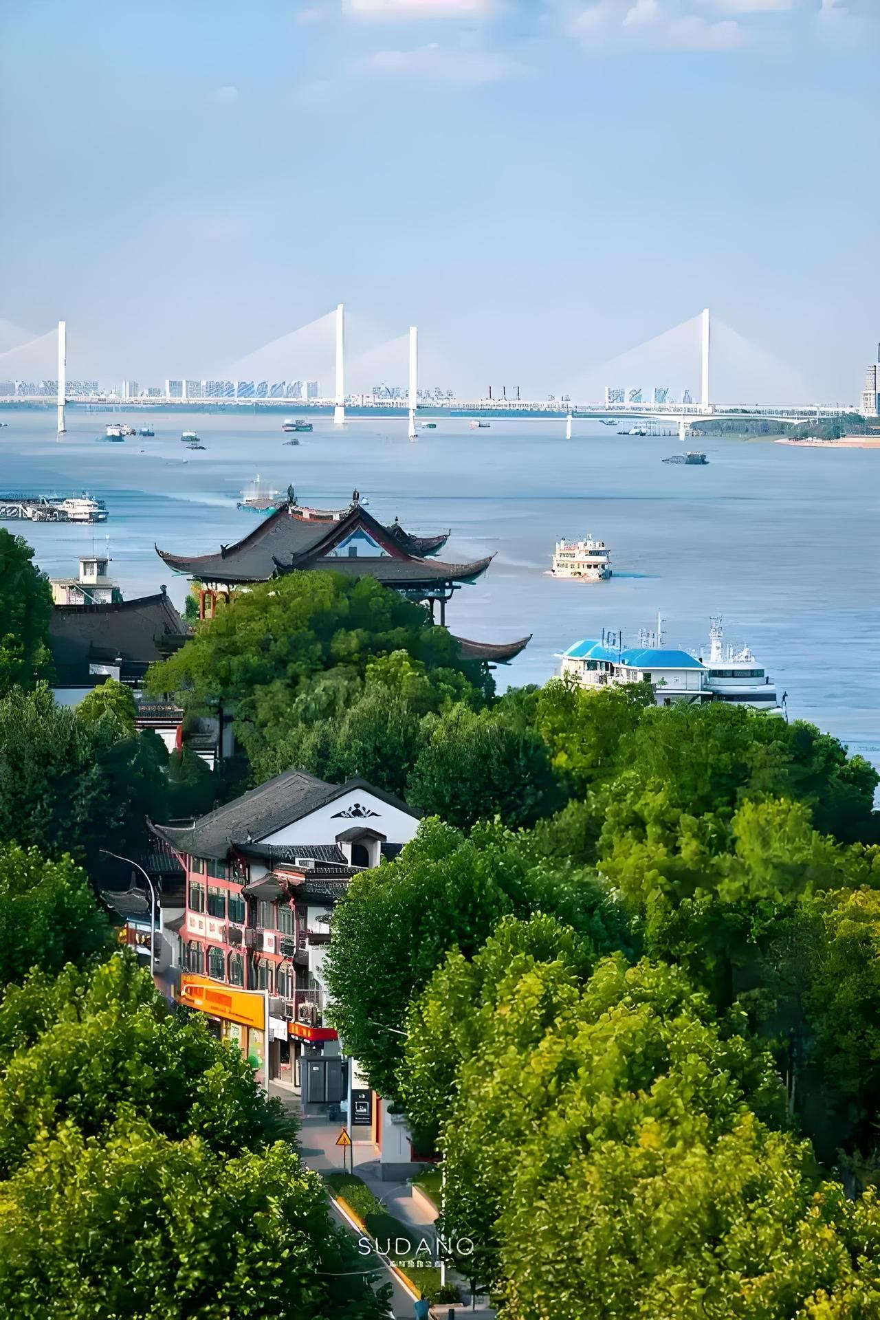 黄石选择融合武汉发展，确实是借船出海的明智之法。就产业发展来看，2024年黄石新