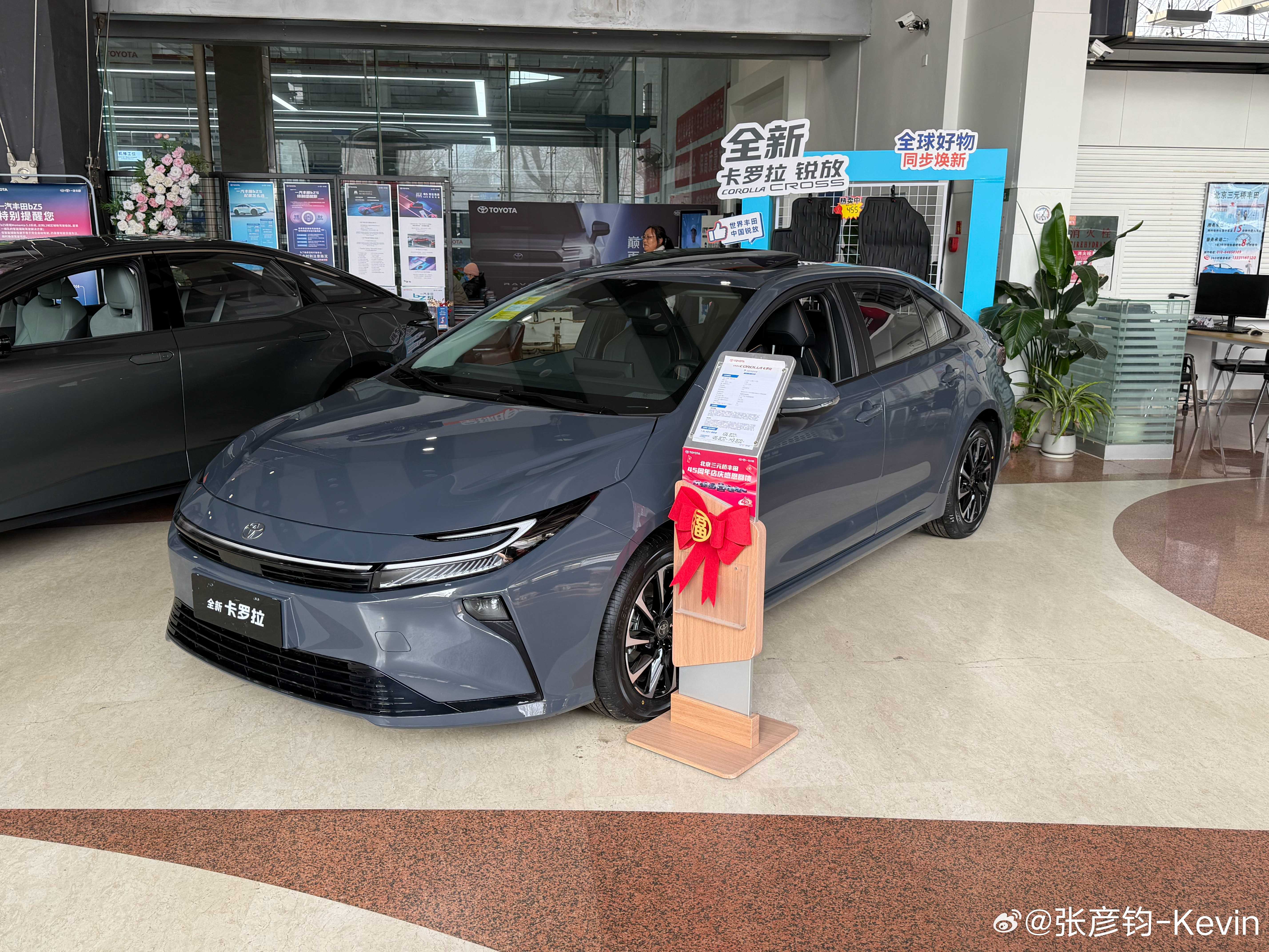 来看来看新卡罗拉，好长啊！这车是肉眼可见的加长了好多，新前脸，新内饰，感觉内饰材