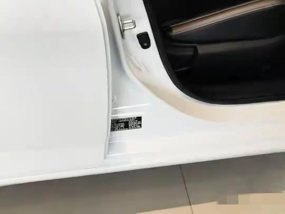 提新车时可别被兴奋冲昏头脑，这4个细节可得好好检查，销售就怕咱懂行。先看车辆铭
