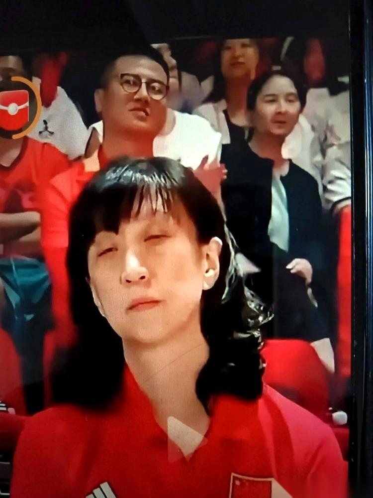 昨晚曼谷那场颁奖礼，结结实实给所有人上了一课。朱婷，一个人卷走差不多四万三千张票