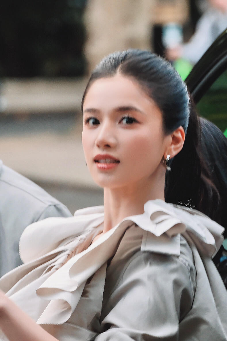 张婧仪张婧仪｜🎨饭拍图片x9张（260922/BURB