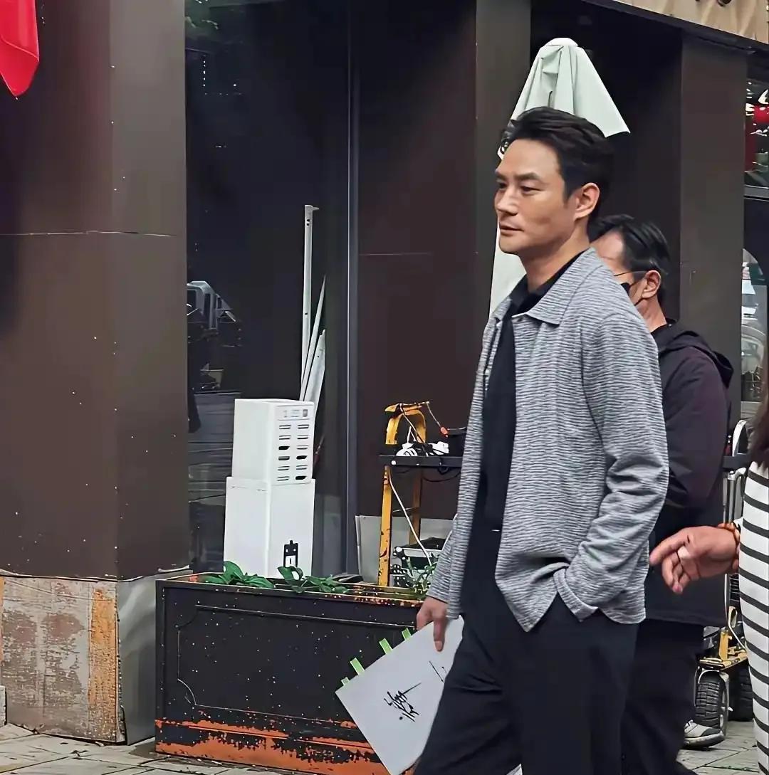 曾经凭借多部热剧大火的王凯，如今现状令人感慨。他瘦到脱骨，皮肤也变得黝黑，整个人