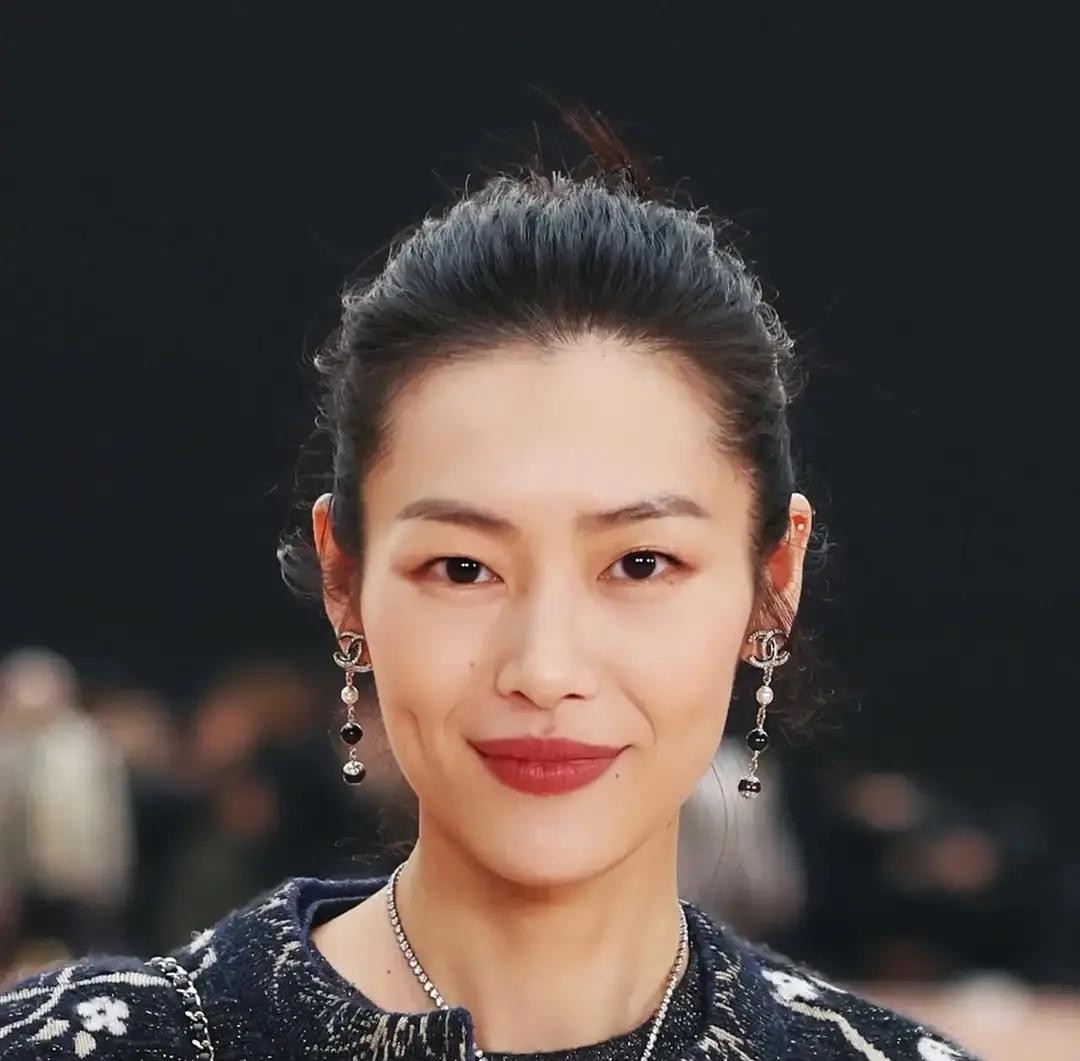 走了上百场国际大秀没挨过大规模骂的刘雯，这次啥出格事都没干，随手点了个赞，直接被三万多条剧评追着骂上