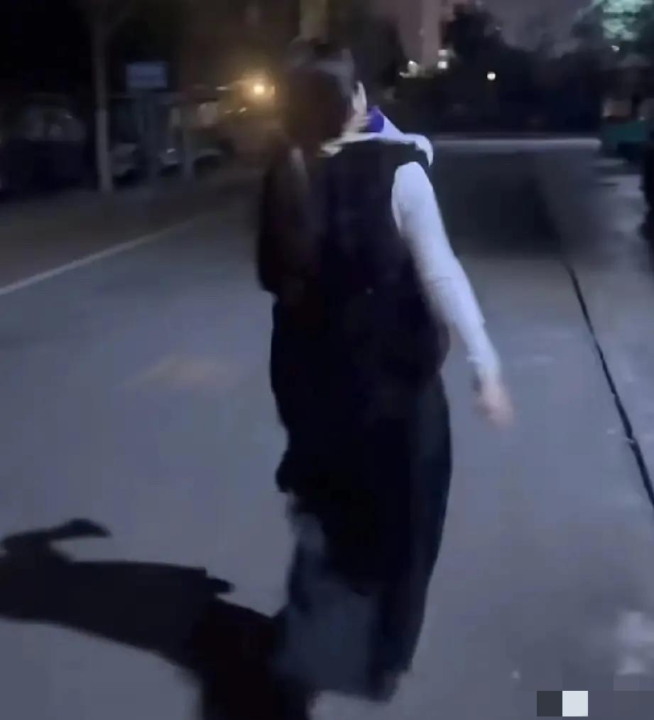 山东一女子网购了一件貂皮大衣，穿着很漂亮。可是后来不小心弄脏了，就把大衣拿去水