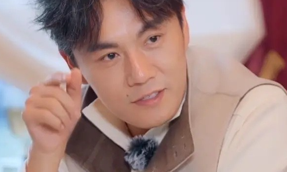 秦昊和伊能静上综艺，两口子闲聊，秦昊嘴欠来了一句“老婆，其实有人比你更懂我”。