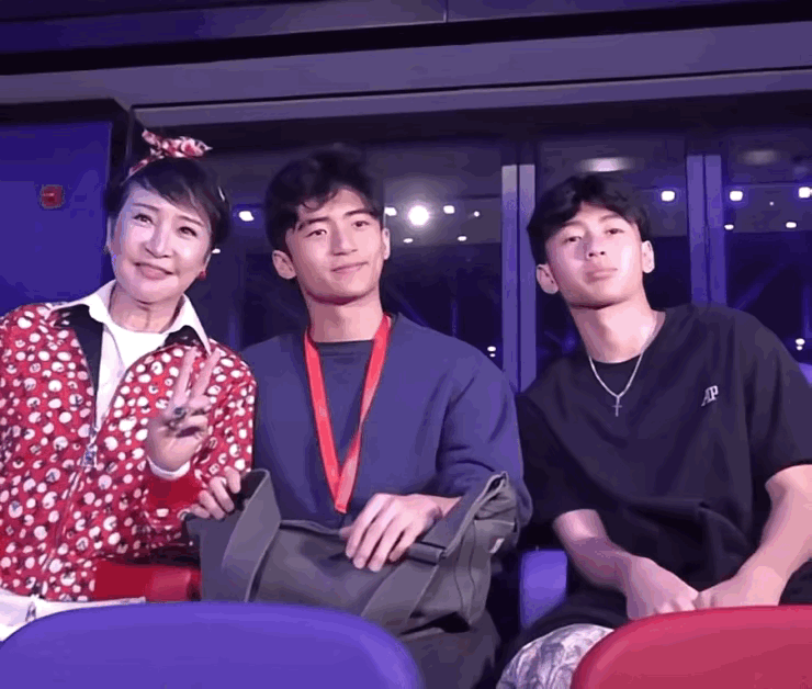 原来当年我们都误会张柏芝了，她早年在内地参加综艺说她不吃肉是真的。向太还说她不吃