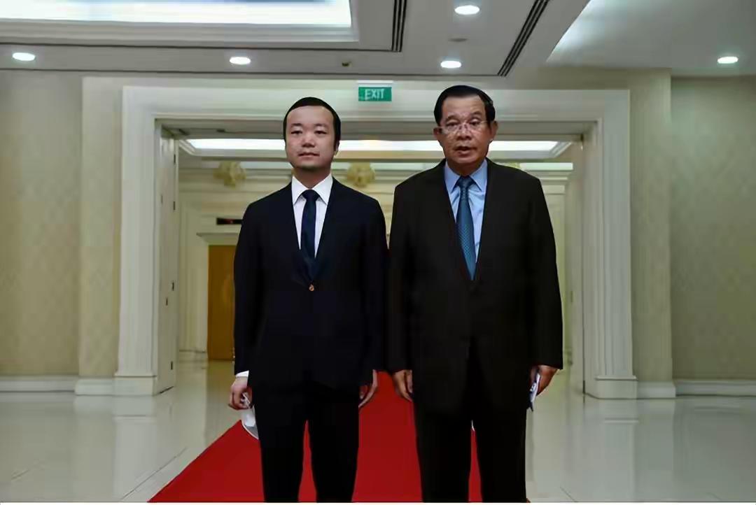 几年前，洪森亲王去日本更换义眼时，对日本的义眼赞不绝口。洪森亲王说，有人夸他目