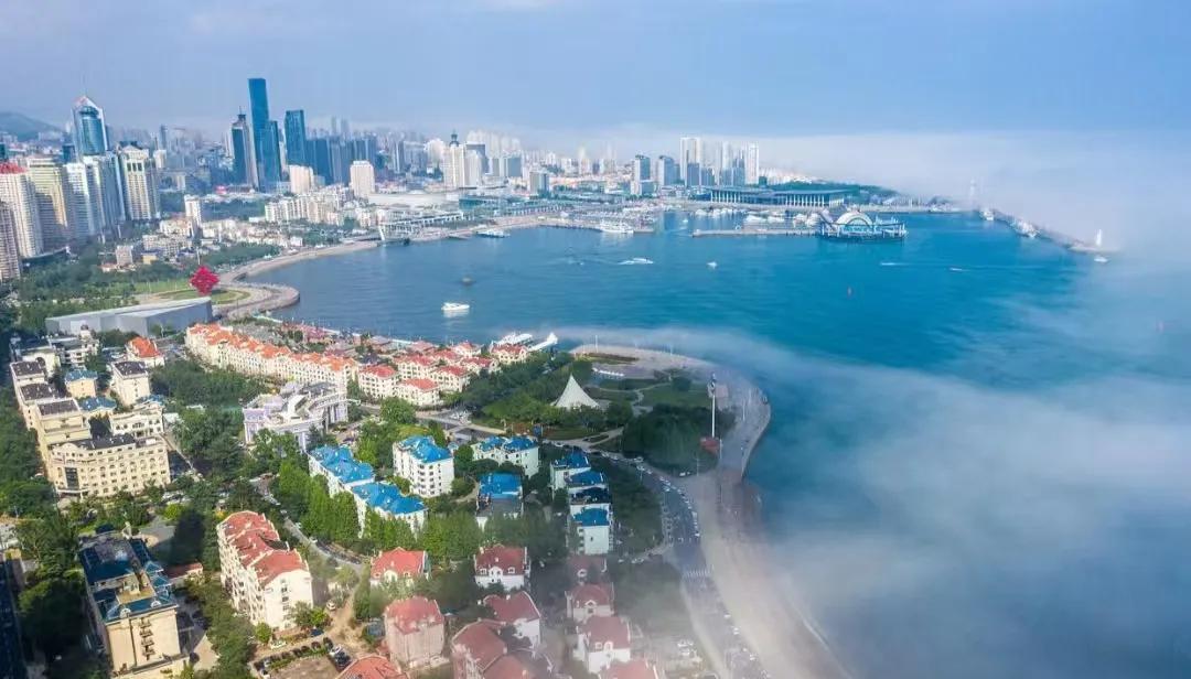 从地理位置上来讲，河北完胜山东，因为河北不光跟山东那样拥有漫长的海岸线，关键是人