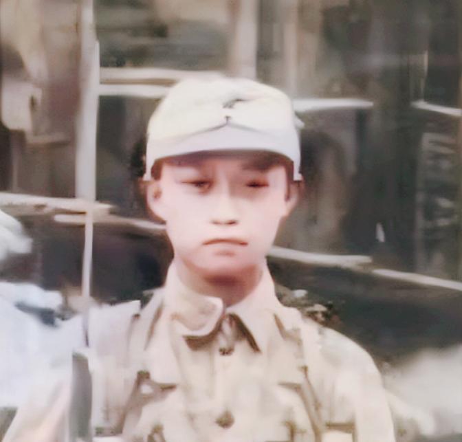 1938年，台儿庄战役，16岁的“狼兵”韦容松正在巡逻，途中，他碰到了由6名日军