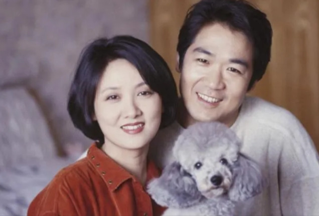 1998年．张国立爱上了年轻漂亮的邓婕，回家对发妻罗秀春坦白并提出离婚，罗秀春实