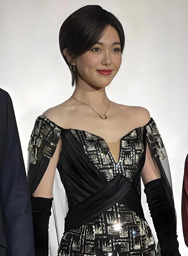 救命！唐嫣剪了短发之后，我差点认不出来！这一身黑银亮片长裙，又酷又美，贵气感直
